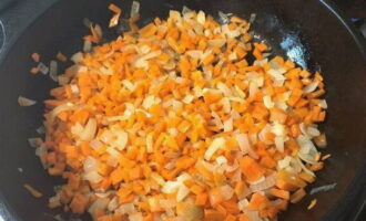 Готовим зажарку. Лук и морковку очищаем, режем мелкими кубиками и пассеруем на растительном масле около 2-4 минут до мягкости.