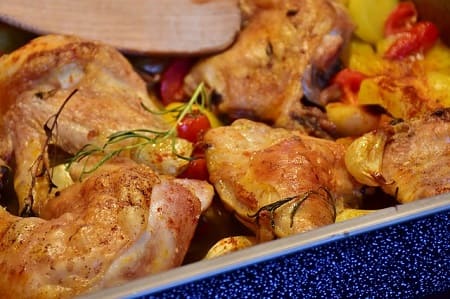 Как жарить курицу на сковороде и в духовке