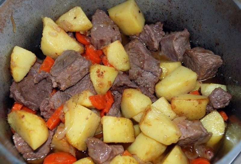 Жаркое с картофелем в казане - питательное и калорийное блюдо, которое очень актуально в холодную пору