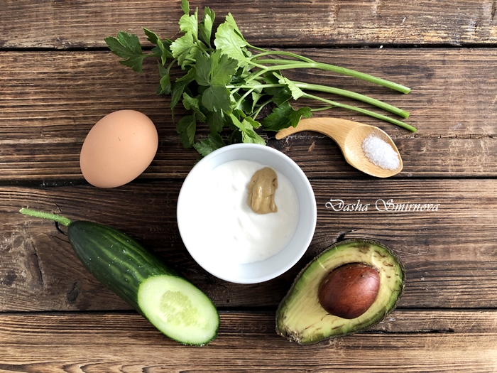 Простой рецепт салата из авокадо с огурцом и яйцом