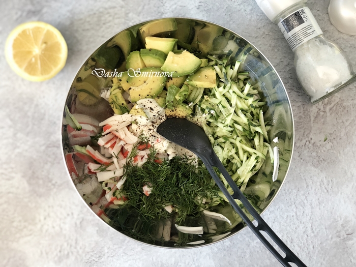 Быстрый салат с крабовыми палочками и авокадо