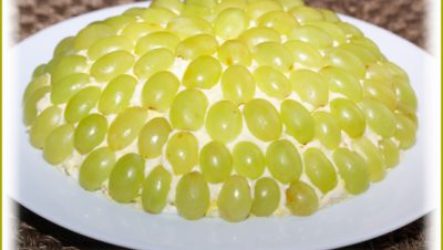 Салат «Тиффани» с виноградом и сыром