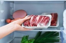 Как быстро разморозить мясо в домашних условиях: способы размораживания мяса