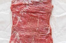 Как нарезать мясо — вдоль и поперек волокон?