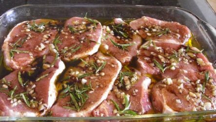 Как приготовить сочный стейк из свинины в духовке: лайфхаки и рецепты