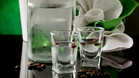 Как правильно пить самбуку: обычные и самые оригинальные способы