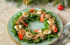 Лучшая подборка мясных салатов, которые сможет приготовить каждый к новогоднему столу