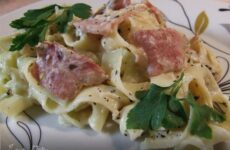 Паста с беконом в сливочном соусе – универсальное итальянское блюдо
