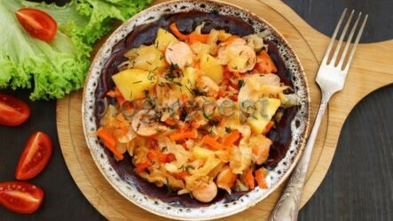 Тушеная капуста с картошкой и сосисками – вкусная, простая и понятная еда
